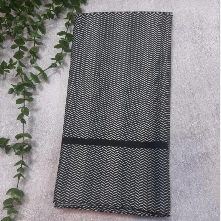 روسری مشکی سفید طرح دار ایستاده مناسب چادر زنانه شیک