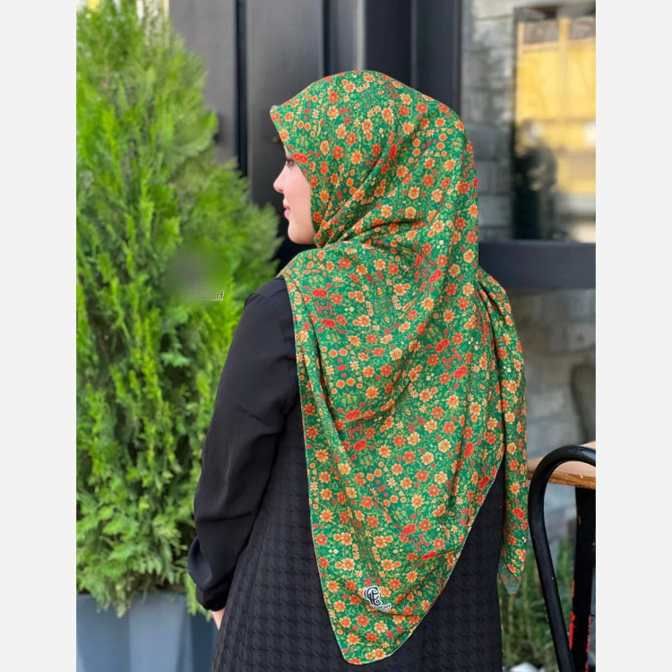 روسری زنانه طرح گل ریز زمینه سبز قواره 140