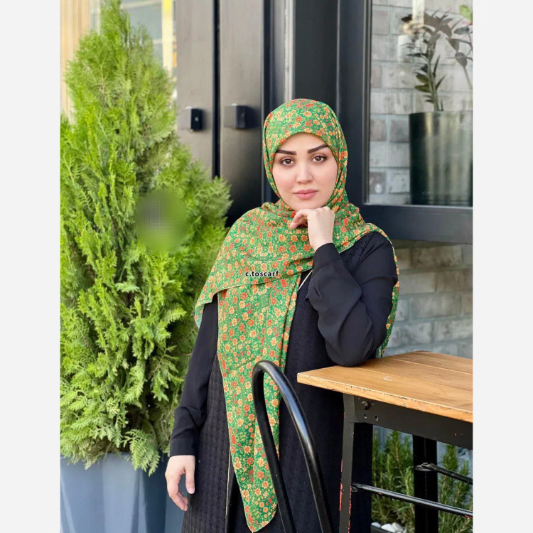 روسری زنانه طرح گل ریز زمینه سبز قواره 140