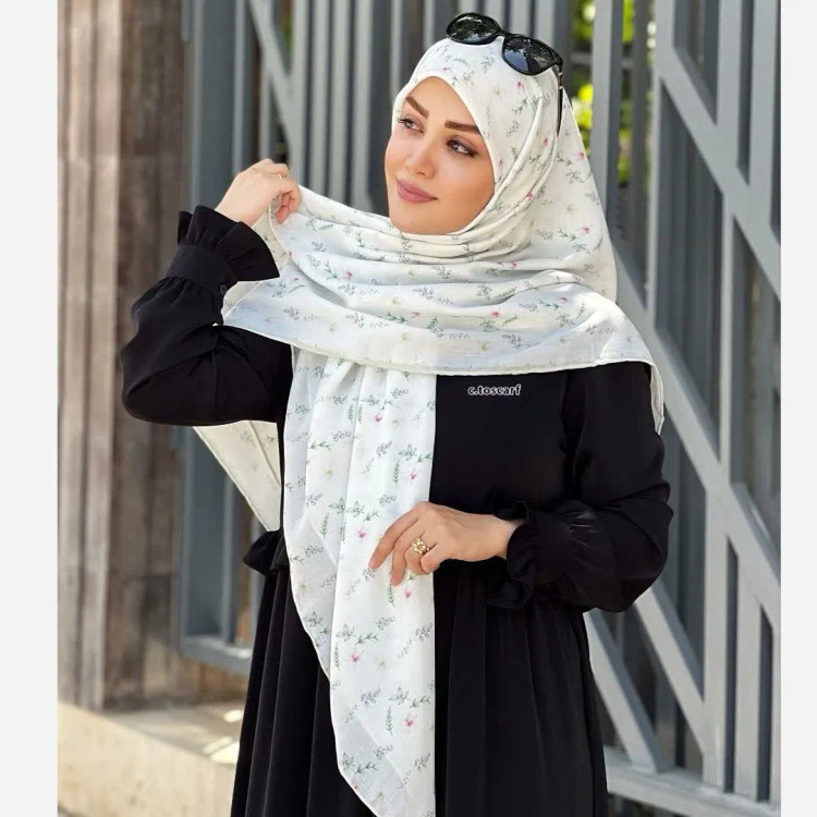 روسری زنانه طرح گل سفید نخی مجلسی و روزمره مناسب نماز