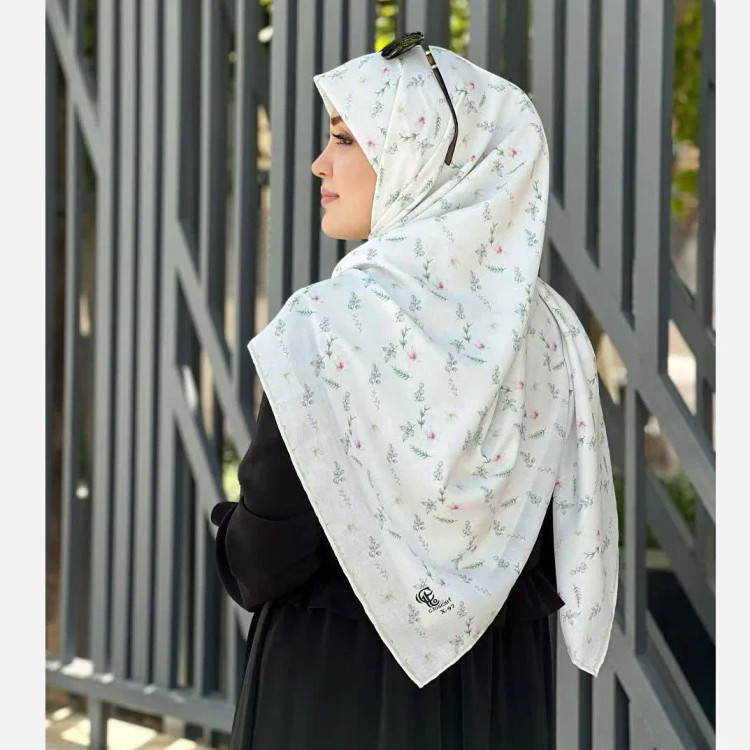 روسری زنانه طرح گل سفید نخی مجلسی و روزمره مناسب نماز
