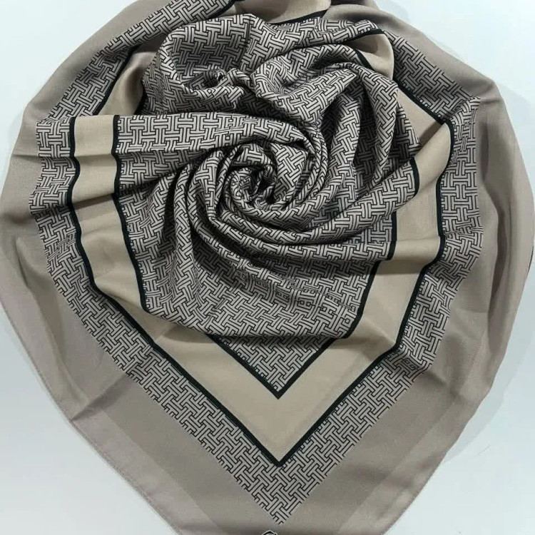 روسری نخی طرح ارکیده سایز 140 | رنگبندی طوسی گلبهی و بژ