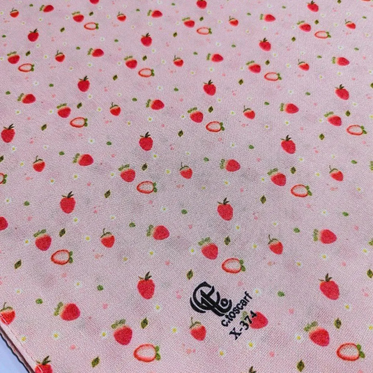 روسری نخی طرح توت فرنگی و بابونه قواره بزرگ صورتی زنانه