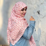روسری نخی طرح توت فرنگی و بابونه قواره بزرگ صورتی زنانه