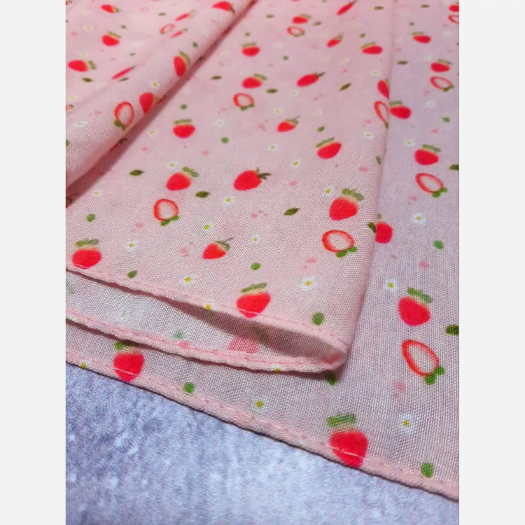 روسری نخی طرح توت فرنگی و بابونه قواره بزرگ صورتی زنانه