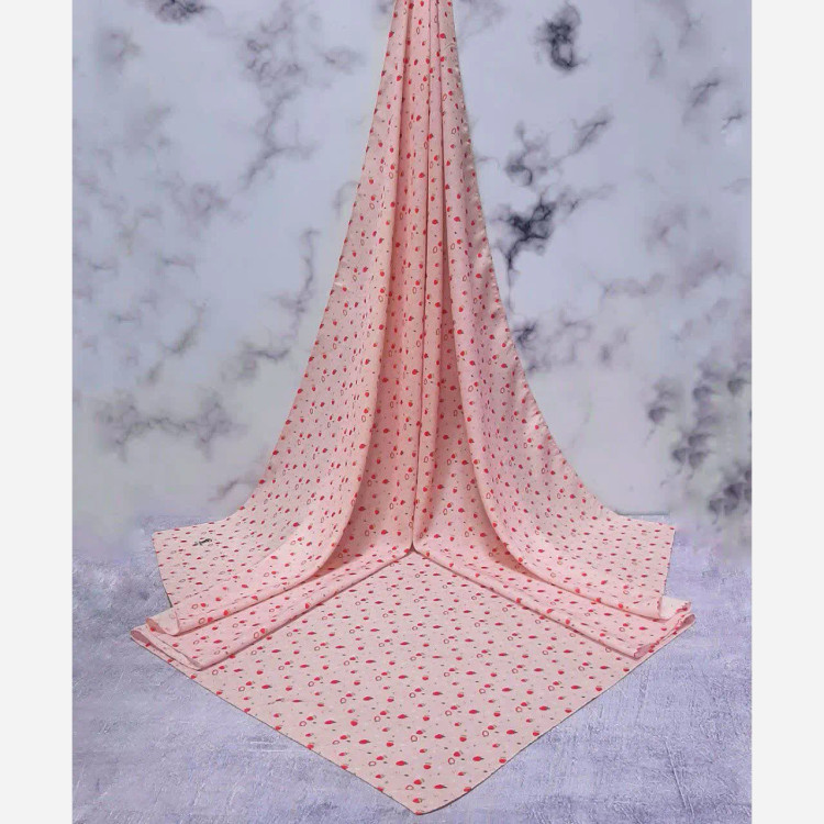 روسری نخی طرح توت فرنگی و بابونه قواره بزرگ صورتی زنانه