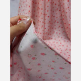 روسری نخی طرح توت فرنگی و بابونه قواره بزرگ صورتی زنانه