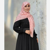 روسری نخی طرح توت فرنگی و بابونه قواره بزرگ صورتی زنانه