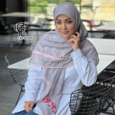 روسری نخی طرح مشکات با گل رز و پروانه، قواره بزرگ 140 سانتیمتر، لیز نیست