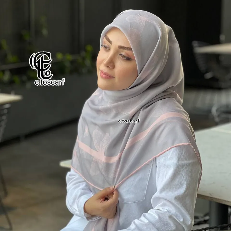 روسری نخی طرح مشکات با گل رز و پروانه، قواره بزرگ 140 سانتیمتر، لیز نیست