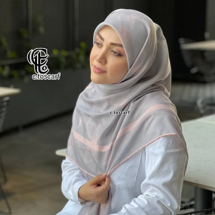 روسری نخی طرح مشکات با گل رز و پروانه، قواره بزرگ 140 سانتیمتر، لیز نیست