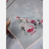 روسری نخی طرح مشکات با گل رز و پروانه، قواره بزرگ 140 سانتیمتر، لیز نیست