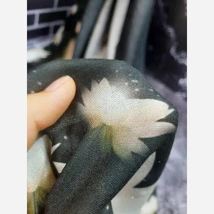 روسری طرح نیلوفر مشکی قواره بزرگ 140 سانتی نخ کاستوم سیتو