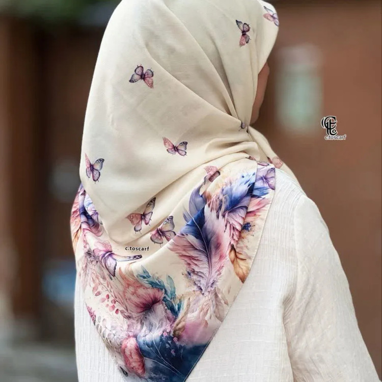 روسری طرح پردیس با طرح پروانه و پر، جنس نخ کاستوم، سایز متوسط