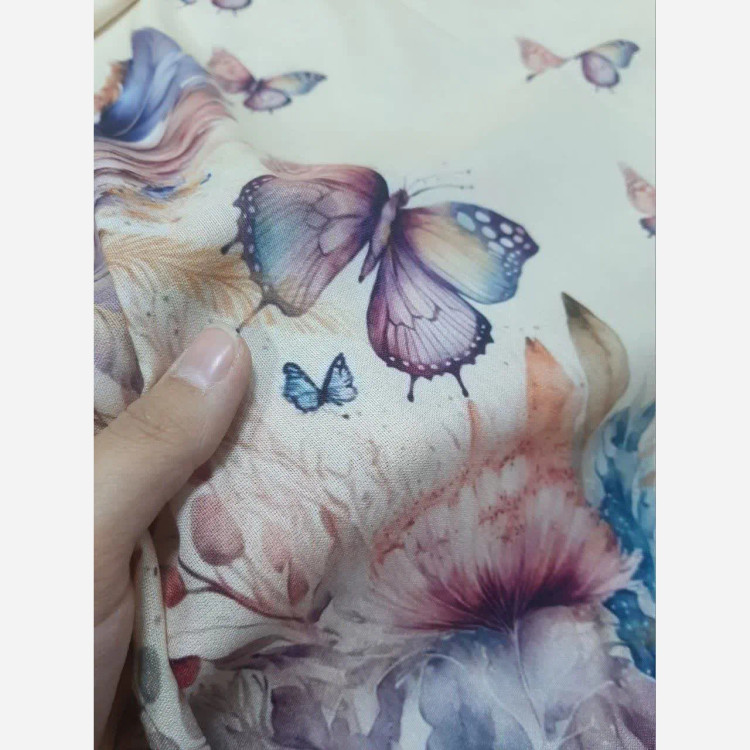 روسری طرح پردیس با طرح پروانه و پر، جنس نخ کاستوم، سایز متوسط