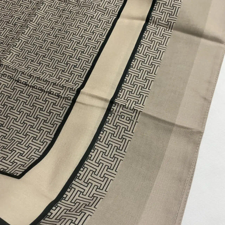 روسری نخی طرح ارکیده سایز متوسط رنگ طوسی گلبهی و بژ