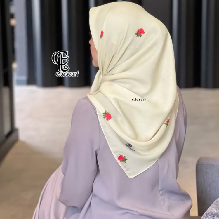 روسری طرح گل رز نخ کاستوم سیتو قواره متوسط 110 سانتیمتر چرخ دوز بدون لیز خوردگی