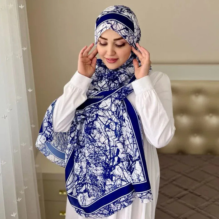 شال اسپرت طرح شاخ و برگ سفید مشکی و سرمهای زنانه