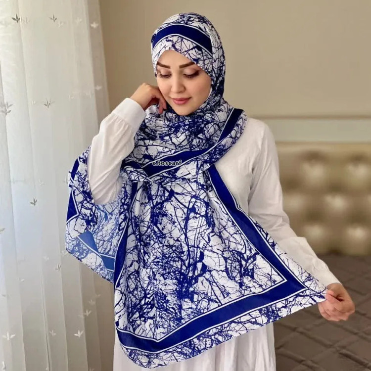 شال اسپرت طرح شاخ و برگ سفید مشکی و سرمهای زنانه