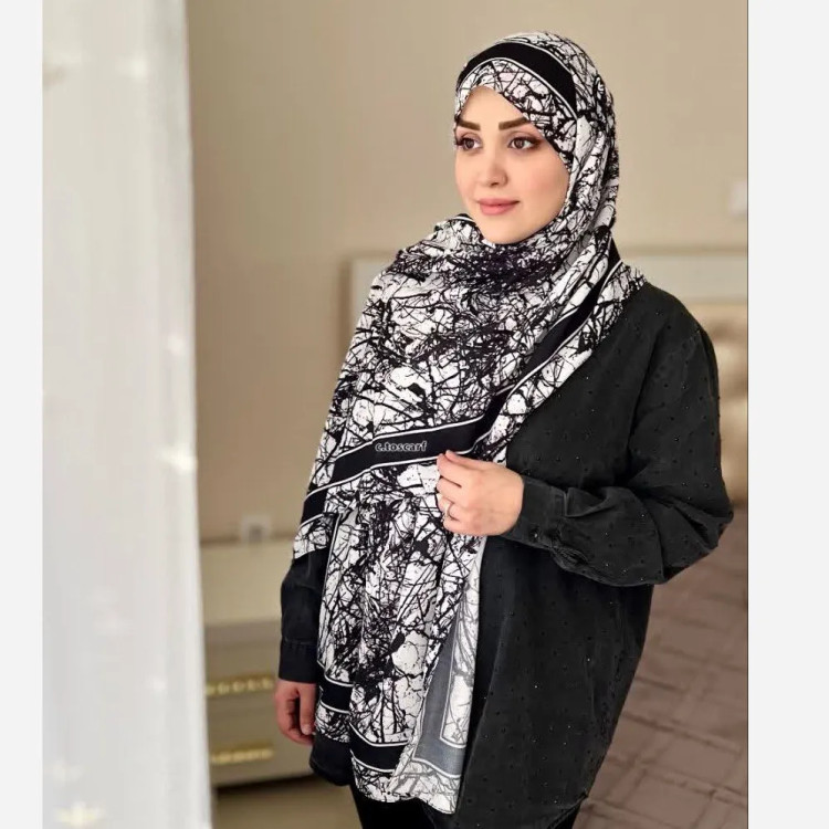 شال اسپرت طرح شاخ و برگ سفید مشکی و سرمهای زنانه