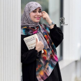 روسری نخی قواره بزرگ طرح پارمیس زمینه طوسی زنانه شیک 140x140