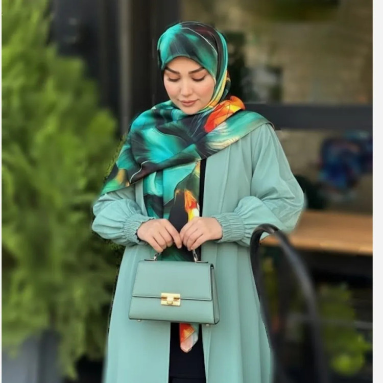 روسری طرح گل و پروانه با رنگ های خاص و جذاب | شال و روسری زنانه