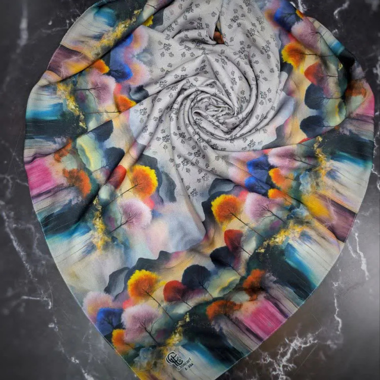 روسری نخی قواره بزرگ طرح پارمیس زمینه طوسی زنانه شیک 140x140