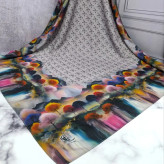 روسری نخی قواره بزرگ طرح پارمیس زمینه طوسی زنانه شیک 140x140