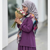 روسری نخی قواره بزرگ طرح پارمیس زمینه طوسی زنانه شیک 140x140