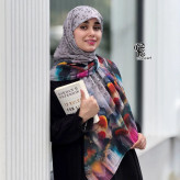 روسری نخی قواره بزرگ طرح پارمیس زمینه طوسی زنانه شیک 140x140