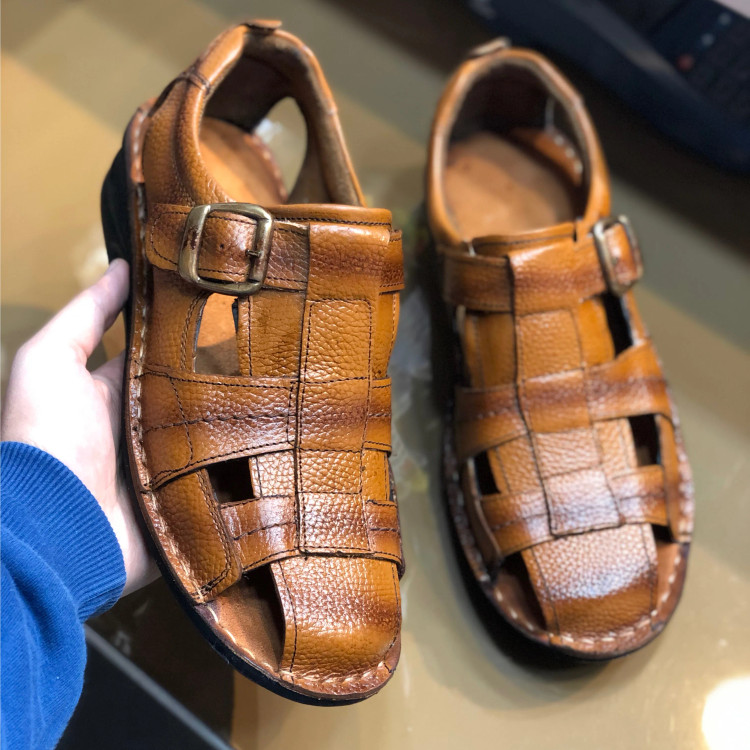 صندل مردانه چرم طبیعی دور دوخت سبک با سگک سگکدار و بند تنظیم عرض پا