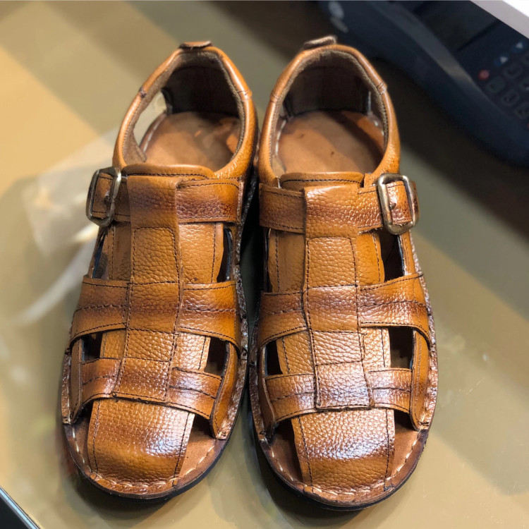 صندل مردانه چرم طبیعی دور دوخت سبک با سگک سگکدار و بند تنظیم عرض پا