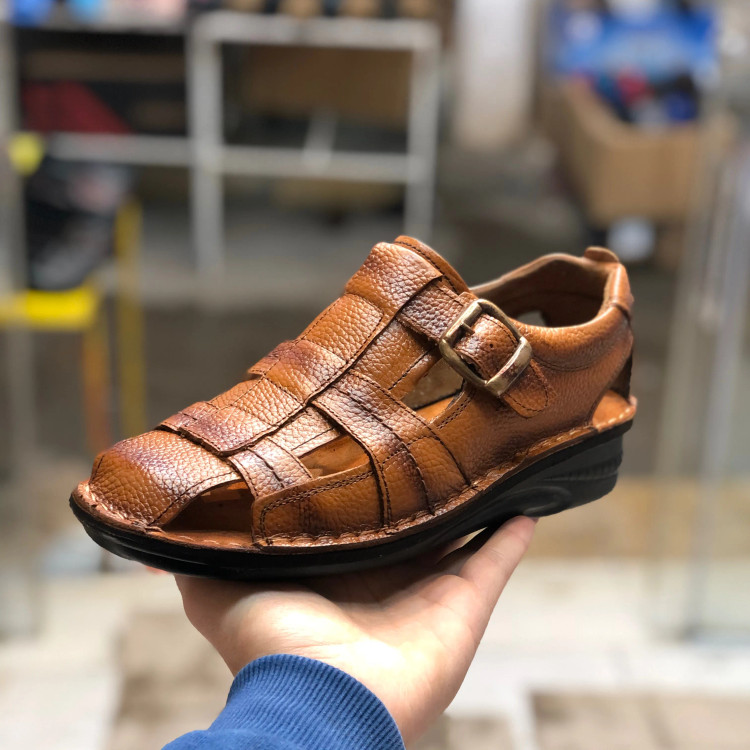 صندل مردانه چرم طبیعی دور دوخت سبک با سگک سگکدار و بند تنظیم عرض پا