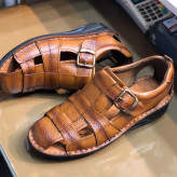 صندل مردانه چرم طبیعی دور دوخت سبک با سگک سگکدار و بند تنظیم عرض پا