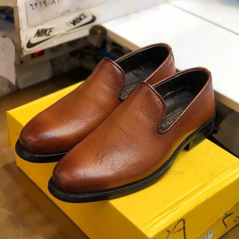 کفش چرم مجلسی مردانه طرح کالج عسلی