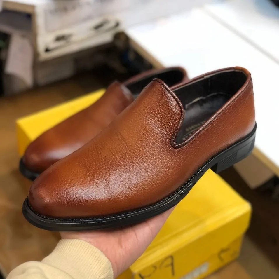 کفش چرم مجلسی مردانه طرح کالج عسلی