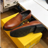 کفش چرم مجلسی مردانه طرح کالج عسلی