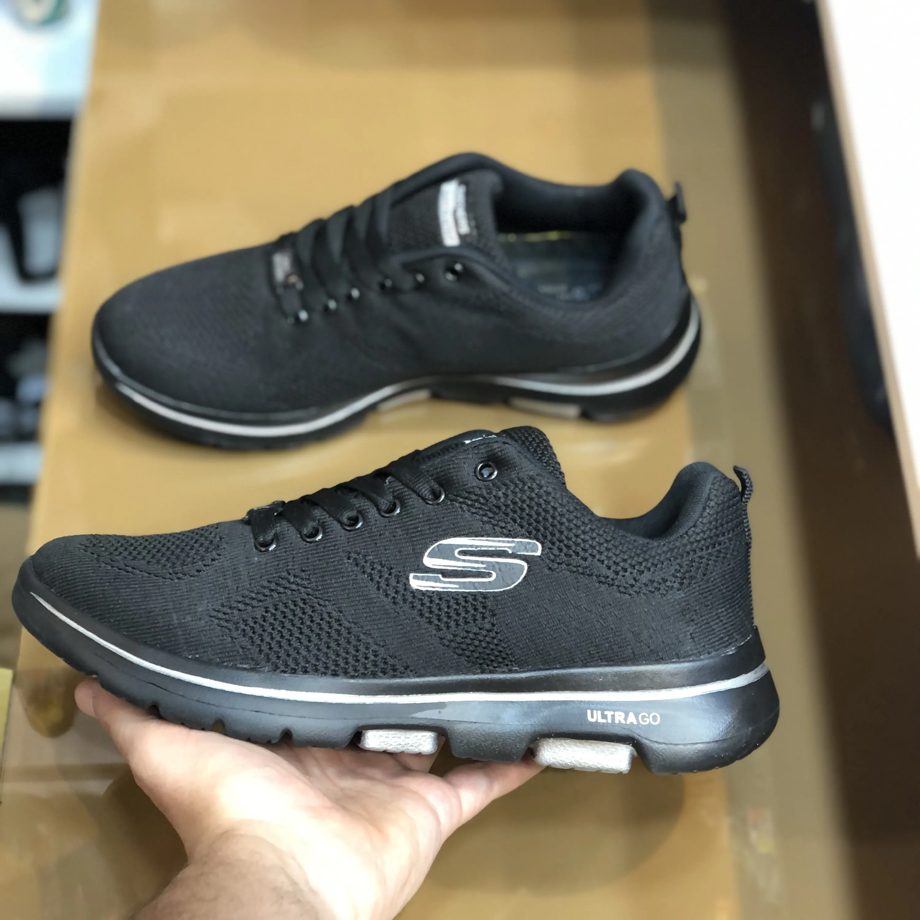 کفش پیاده روی زنانه مشکی راحت با کفی طبی و زیره الترا نرم مناسب کمر درد