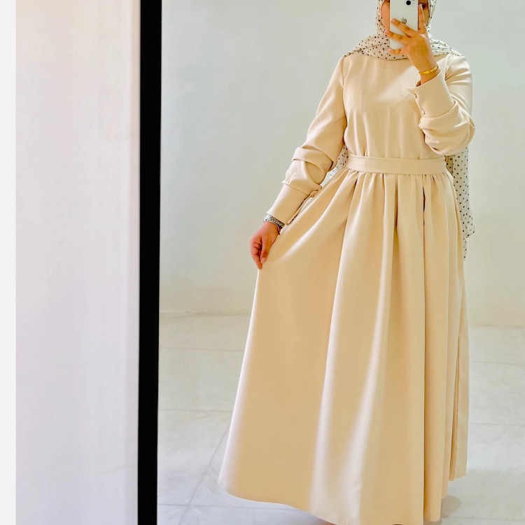 پیراهن مجلسی کرمی با جلیقه سوزن دوزی