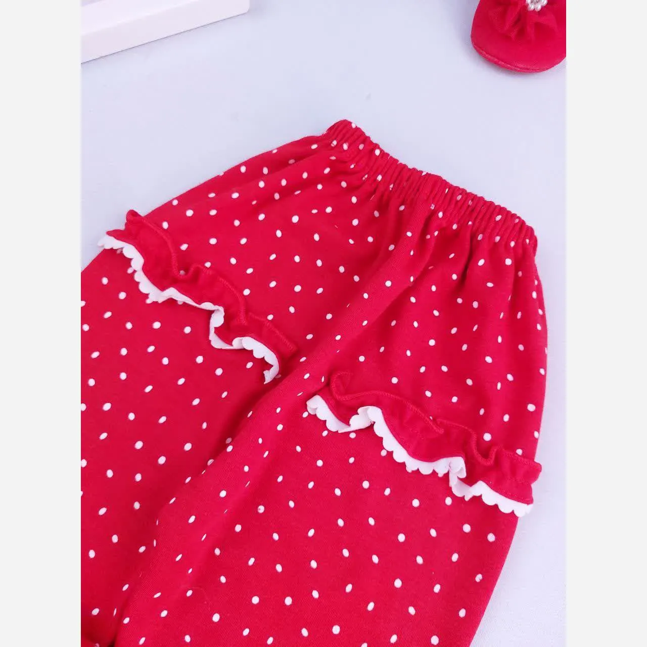 بلوز شلوار نوزادی دخترانه طرح خالدار قرمز یلدایی جنس پنبه لطیف مناسب 3 تا 36 ماه
