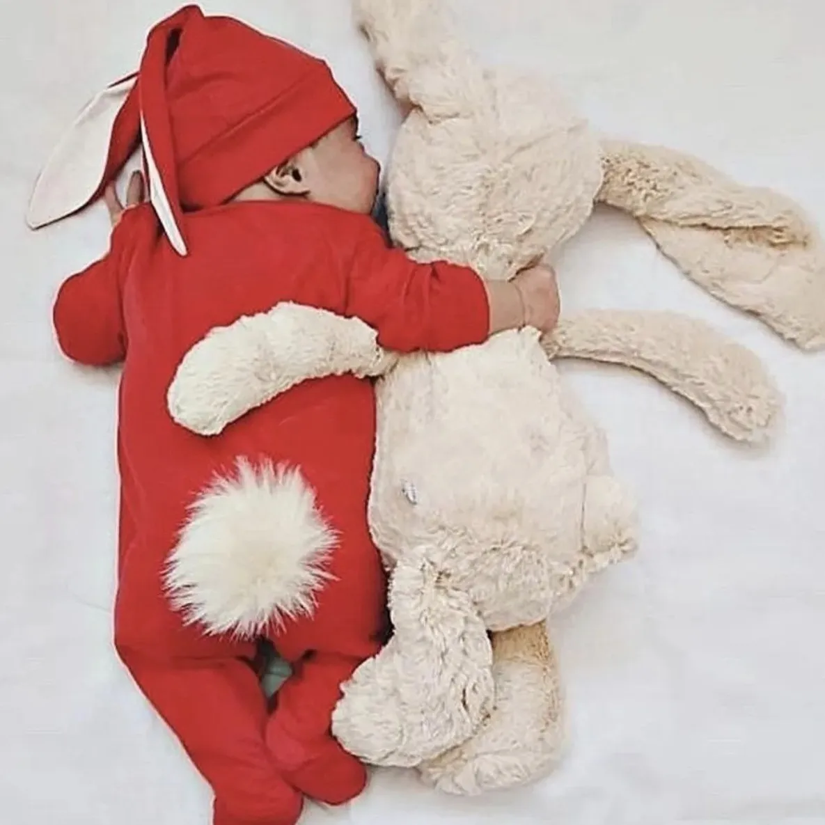 سرهمی و کلاه نوزادی طرح خرگوشی پوم دار | مناسب عکاسی نوزاد و ماهگرد