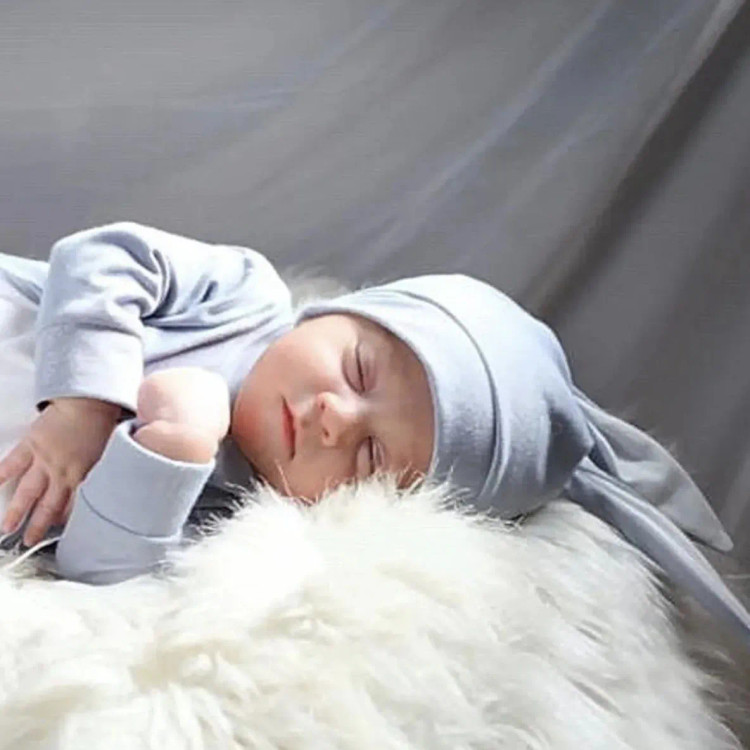 سرهمی و کلاه نوزادی طرح خرگوشی پوم دار | مناسب عکاسی نوزاد و ماهگرد