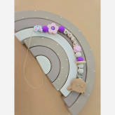 گیره پستونک رنگین کمانی چوبی و سیلیکونی نوزاد با مهره اسم دلخواه و عروسک خرگوشی | مناسب سیسمونی و هدیه کودک