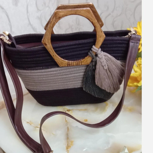 کیف قیطانی کرم قهوه ای با آستر مخملی و بند چرم قابل تنظیم