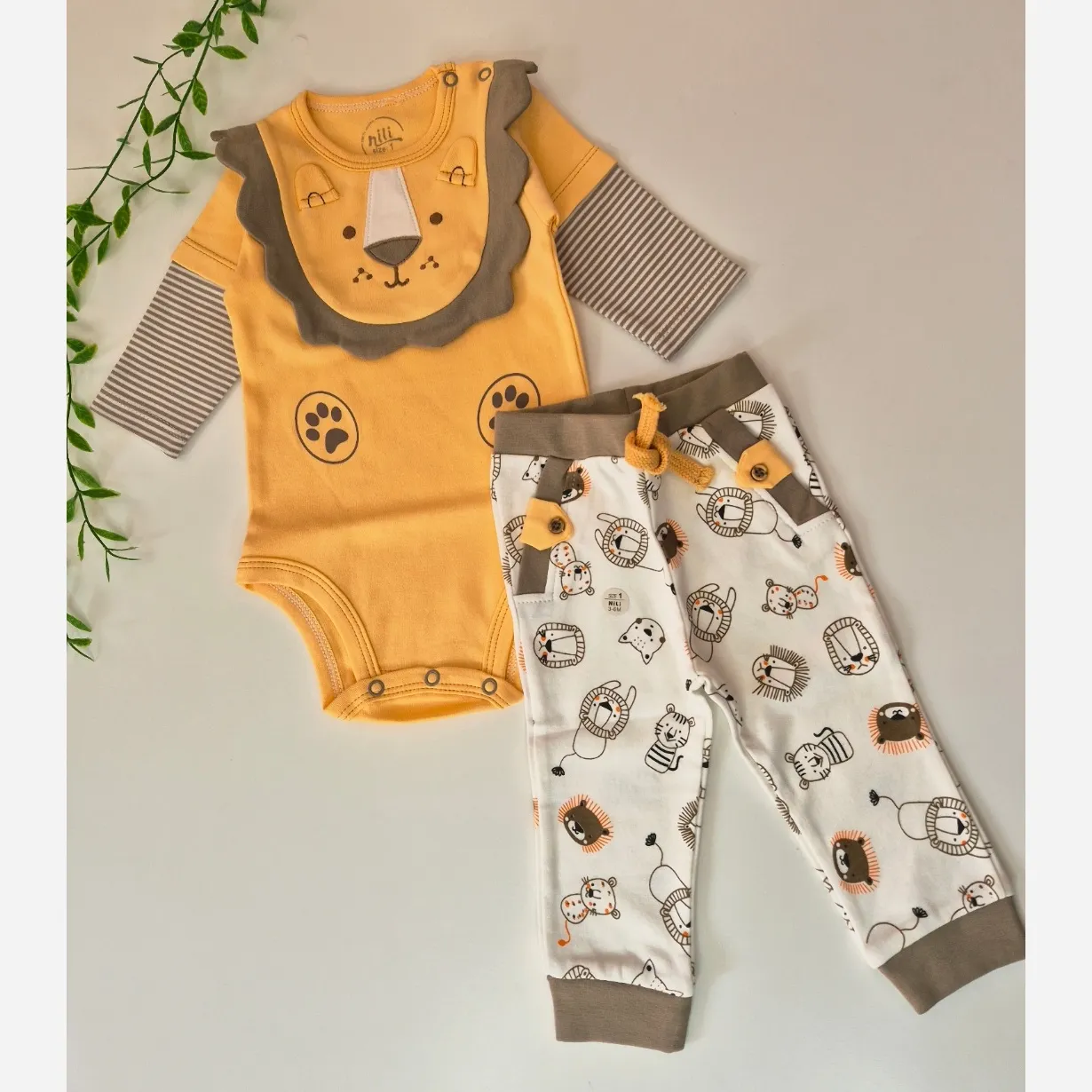 ست بادی آستین بلند و شلوار نوزادی پنبهای طرح شیر نیلی