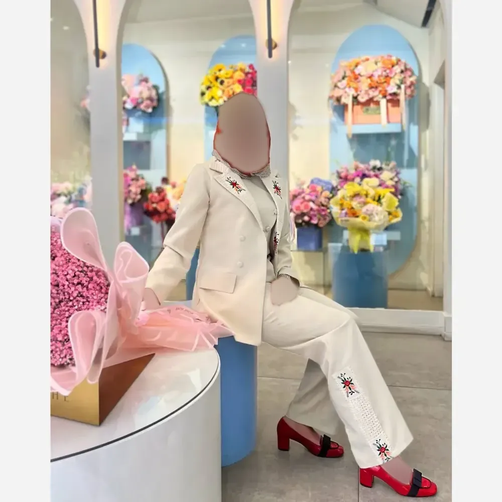 ست سه تیکه کت و جلیقه و شلوار سوزن دوزی مازراتی رنگ مشکی و کرم استخونی