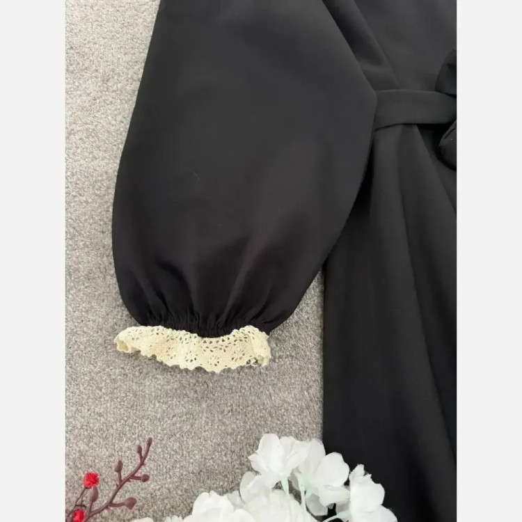 پیراهن مازراتی بلند مجلسی و بیرونی یقه و سرآستین گیپور کنفی مشکی و کرم فری سایز