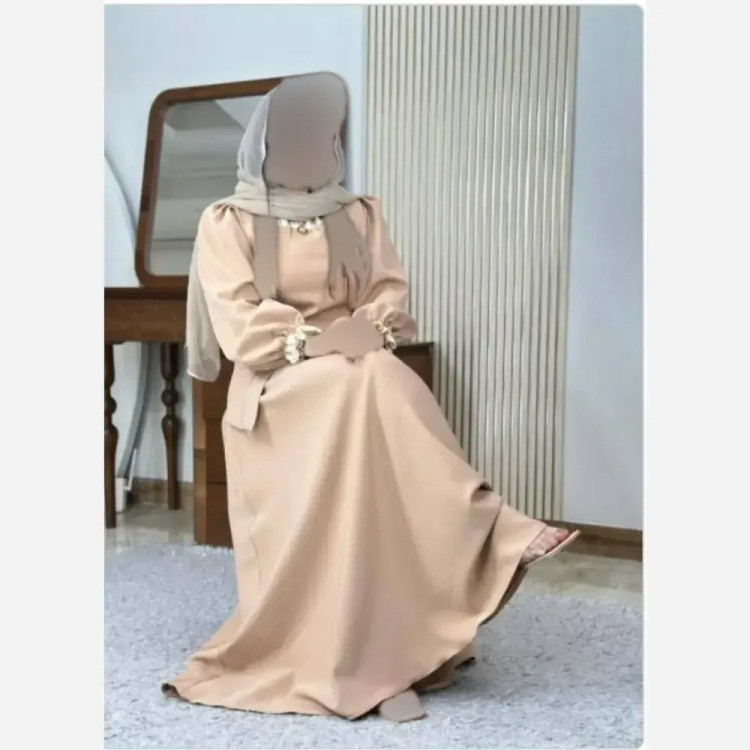 پیراهن مازراتی بلند مجلسی و بیرونی یقه و سرآستین گیپور کنفی مشکی و کرم فری سایز