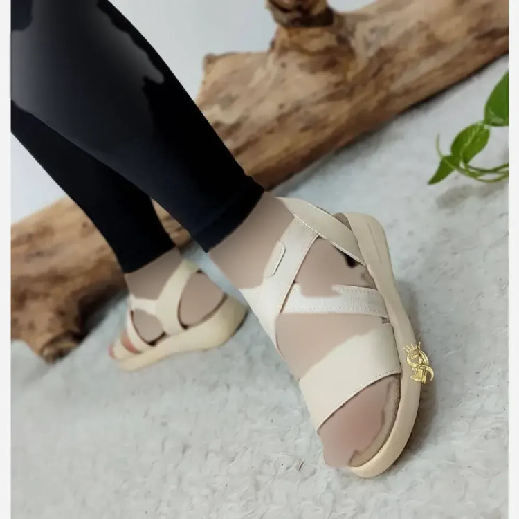 صندل طبی زنانه مدل هپی کشی چرم مصنوعی رنگ مشکی و کرم