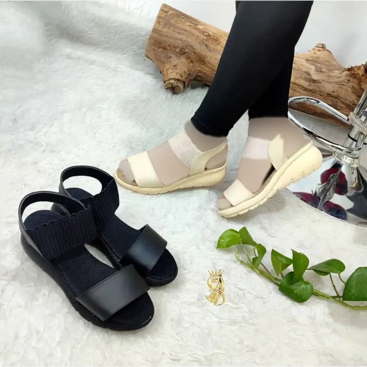 صندل طبی لژدار زنانه چرم صنعتی مدل برفی مشکی کرم